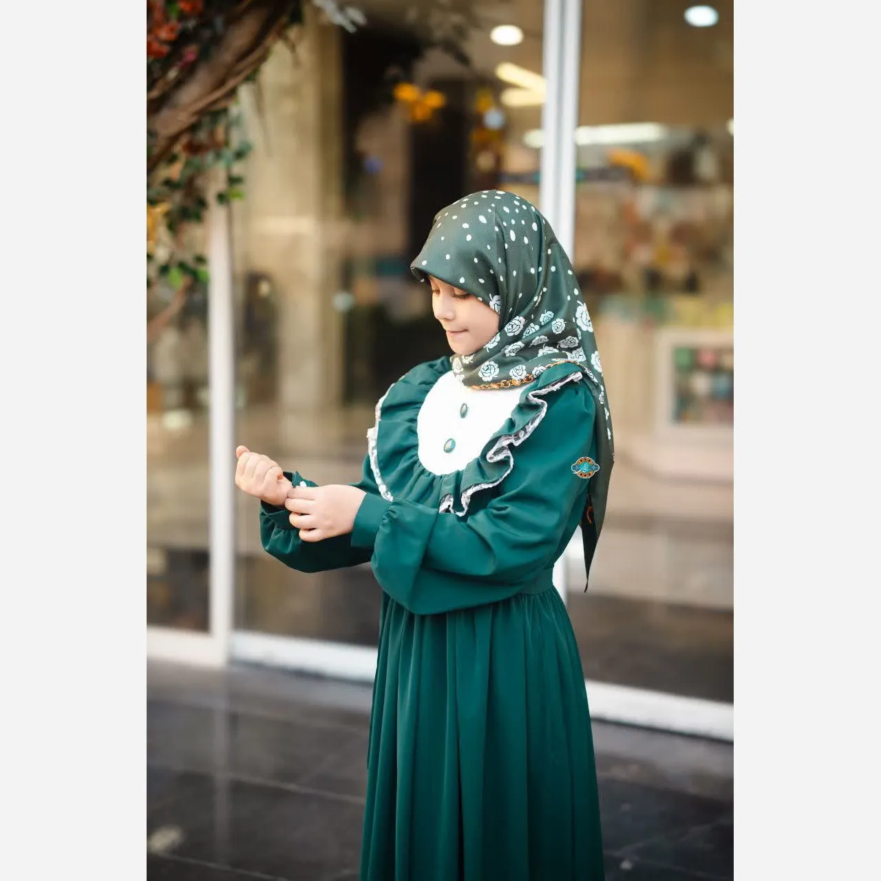عبا دخترانه مدل یگانه جنس کرپ الیزه با تزئین دانتل و جیب کاربردی