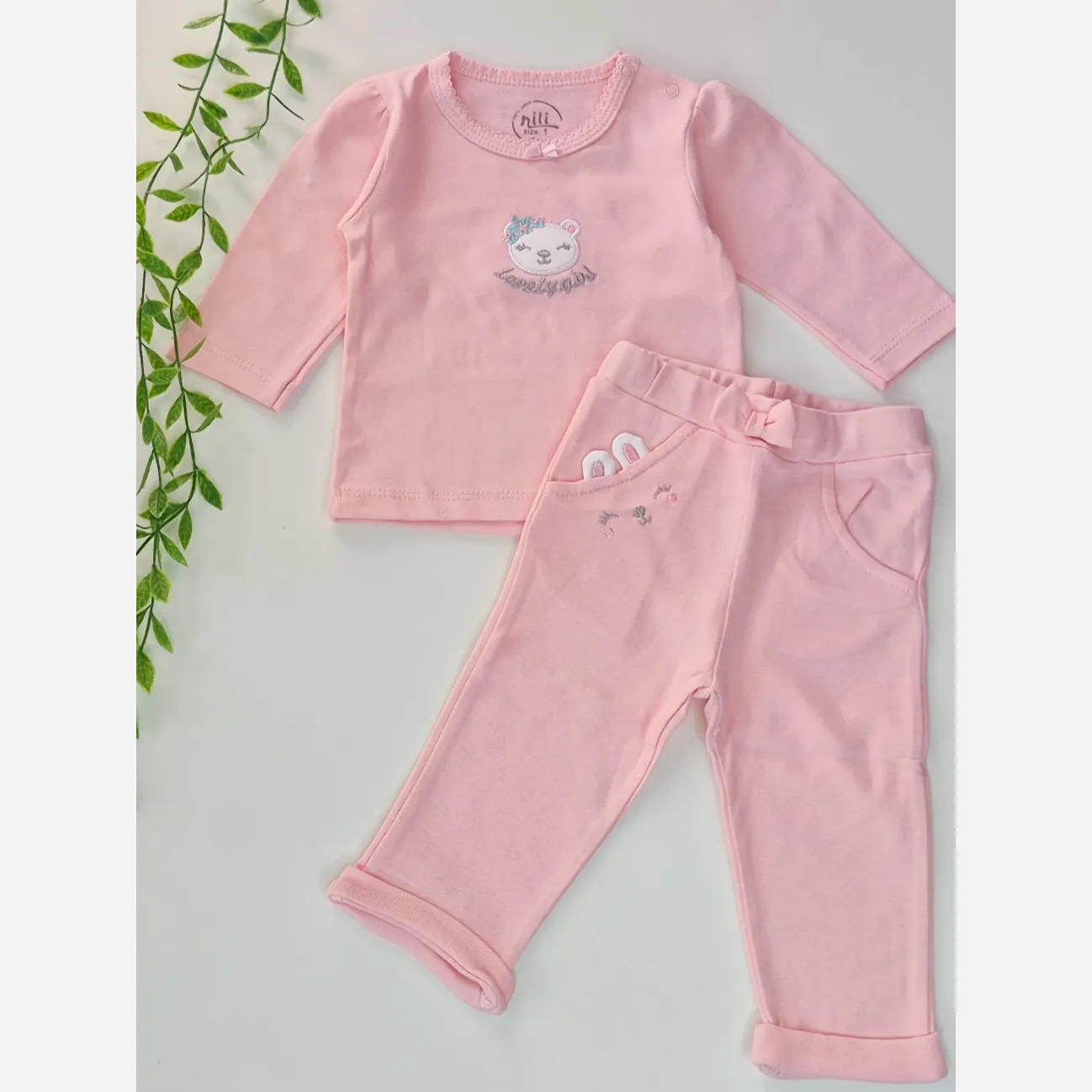 سرویس لباس نوزادی پنبهای نیلی طرح لاولیبلوز آستین بلند و شلوار صورتی