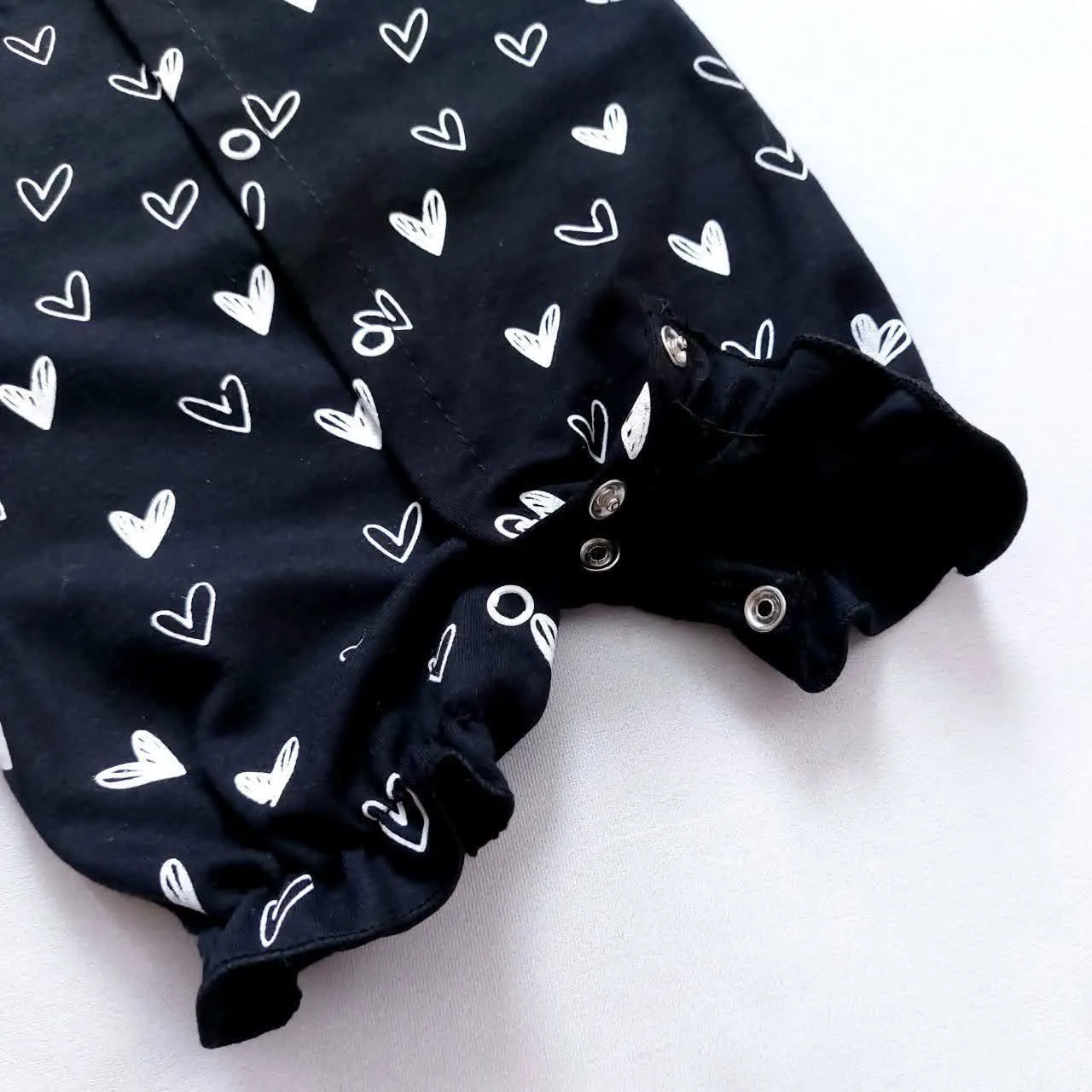 رامپر مشکی نوزادی دخترانه قلبی جنس پنبه لطیف و خنک