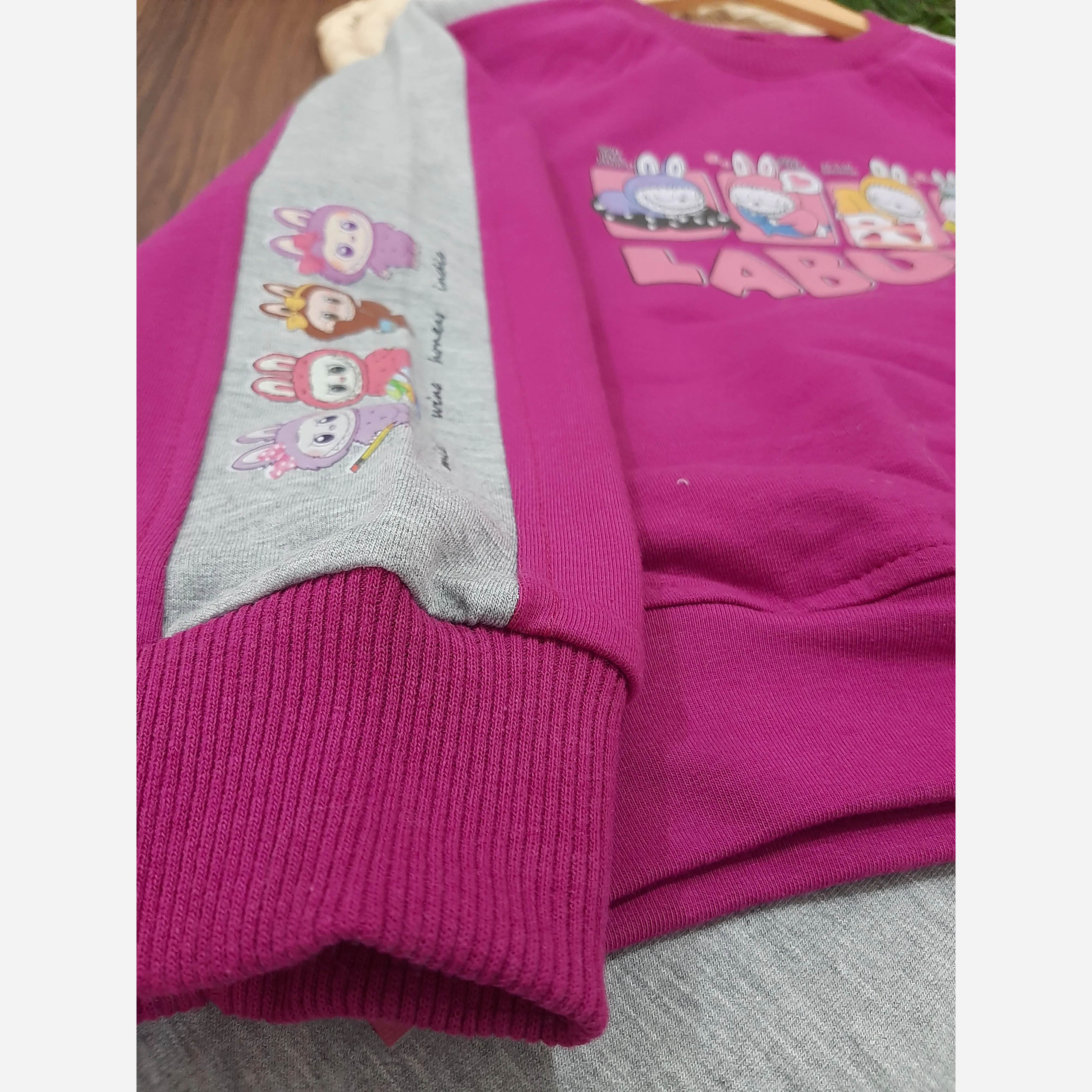 ست کراپ و شلوار بگ طرح لبوبو پنبه ملانژ پشت دورس سایز 1 و 2