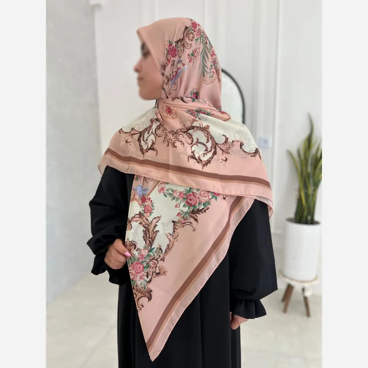 روسری کرپ نخ صورتی قواره بلند