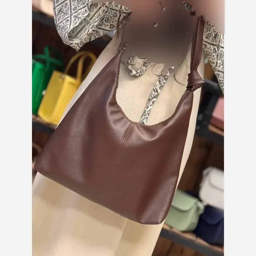 کیف بند گره ای چرم سبک و جادار رنگ مشکی و موکا