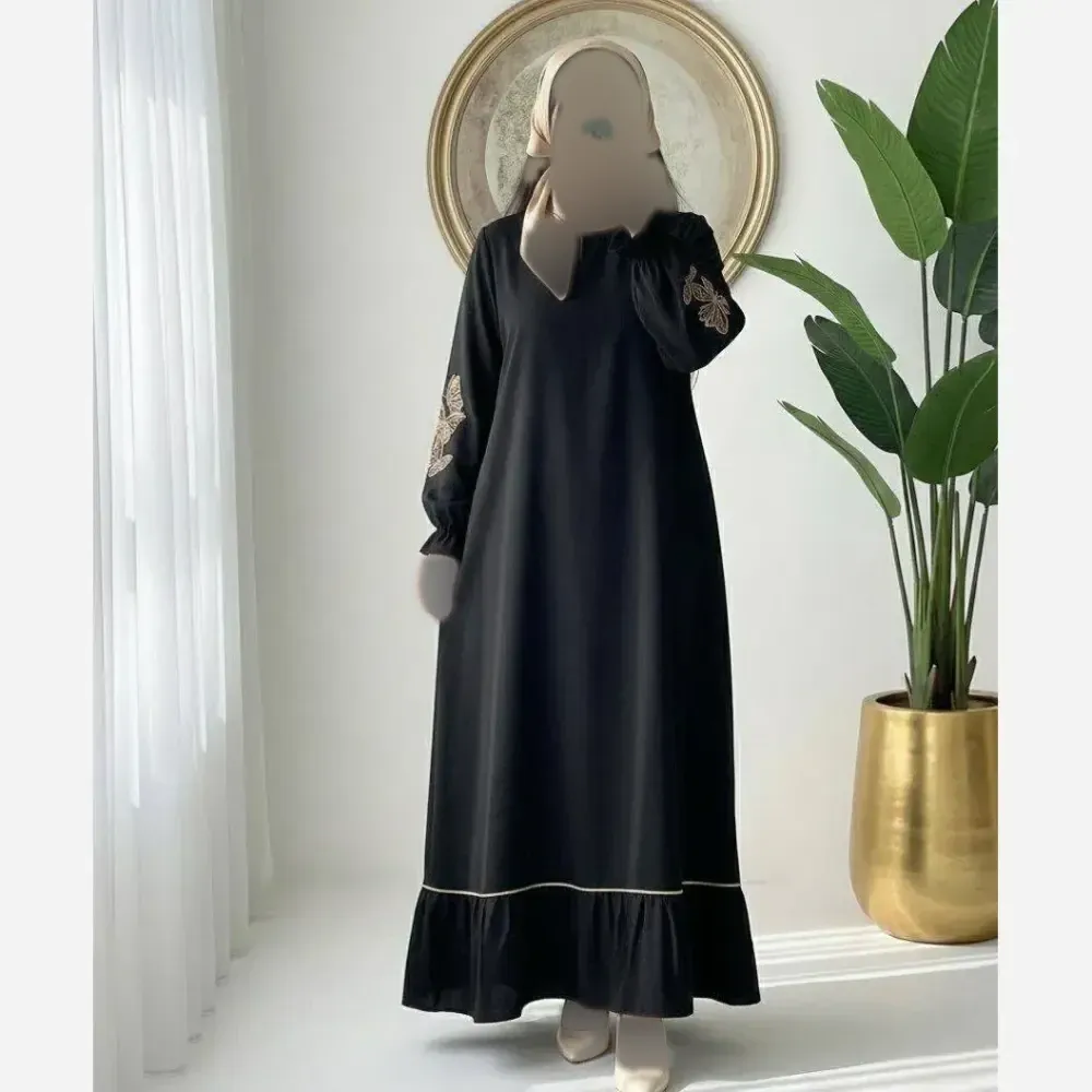 عبا مجلسی زنانه مشکی طرح چیندار با گلدوزی روی آستین و یقه اسکی قد 130 سایز فری