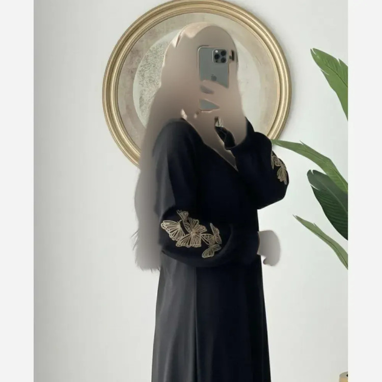 عبا مجلسی زنانه مشکی طرح چیندار با گلدوزی روی آستین و یقه اسکی قد 130 سایز فری