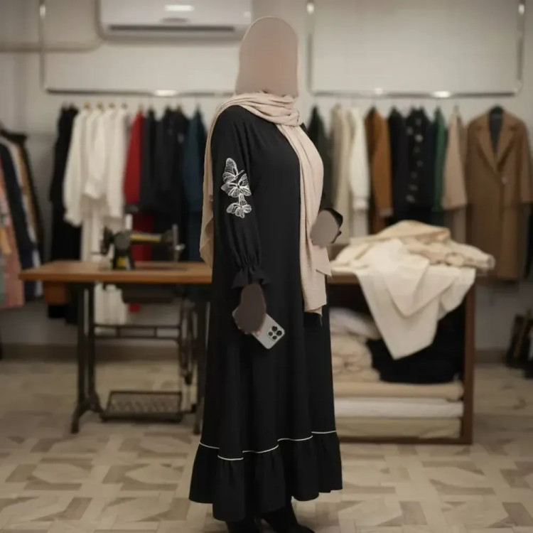 عبا مجلسی زنانه مشکی طرح چیندار با گلدوزی روی آستین و یقه اسکی قد 130 سایز فری